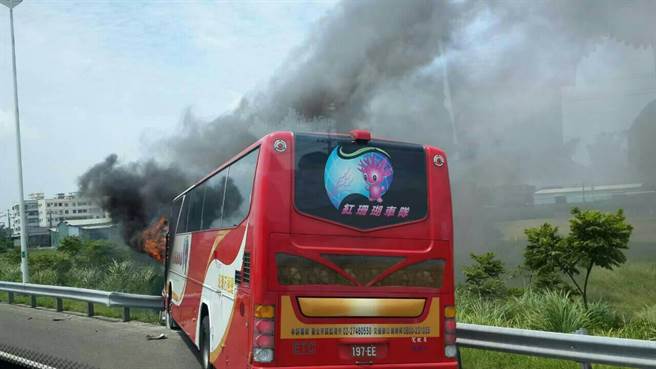 臺(tái)灣一游覽車起火致26人死亡 乘客為大陸旅行團(tuán)【3】