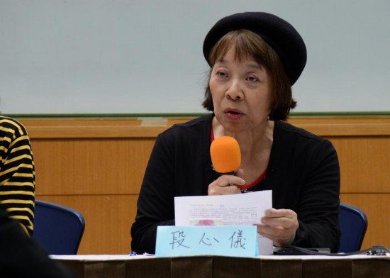 ?2023年12月23日，臺北中山女中退休語文老師段心儀在“歷史教育新三自運動協(xié)會”記者會上發(fā)言。新華社記者 陳鍵興 攝